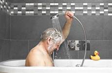elderly dementia bath banho helping bathing showering bathe duschen older demenz helfen depois pflege combative headaches behavior showered baden respond