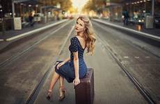 suitcase escort kobieta topcompanions miasto walizka droga 1076 companions
