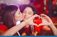 kussen twee handen lesbische jonge meisjes vrolijk