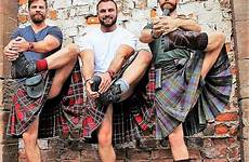 kilt kilts under highland tartan ecossais skirts highlands komplette vestimentaire jupe plaid hommes écossais ecosse vêtements mecs bearded bavaria dudes