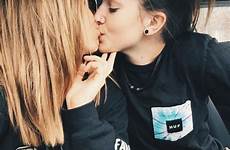 lesbian girl couple girls cute lesbians couples kissing girlfriend choose board lesbiens kissed tumblr les