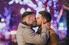 gay beijando apaixonado casais chicos lindo besándose novios iraqi gays lpsg