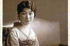 vintage women japanese beautiful 1930s portraits kimonos dressing kimono everyday post newer