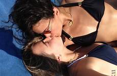 rihanna nudes pelada caiu icloud sex cantora nua leak lesbian thefappening delevigne nuas delevingne kisses