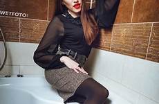 wet skirt wetlook wetfoto bath shoes stockings high fully get heels brunette hot
