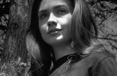 hillary young clinton rodham when college she sanders bernie unattractive people opinion 1969 rare then clintons sunday youth chick beautiful