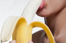 banana biting bananas isolado mordendo jovem mordace giovane isolata spaccatura herunterladen dateien