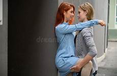 lesbica passionate giovani coppia tenderly hugging lgbt commune abbracciano muro teneramente appassionata contro grigio aperto