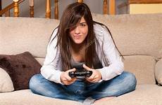 concentrating maschi bambine femmine femelle jouant vidéo divan concentrant jeux gamers seek