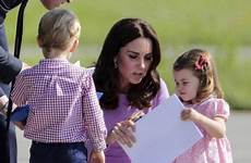 duchess nylons upskirt celebs squatting monarchy cambridge princesse jupe beine prinz helene célébrités théière modèles