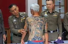 mafia boss giapponese shigeharu yakuza shirai arrested fugitive recognised press aging netted accused mobster lopburi conference maffia globalnews tatuaggi thailandia