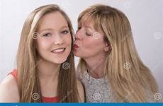 teenage adolescente madura besa mujer matura bacia donna