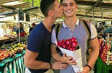 gays parejas chicos hombres enamorados kissing schwules junge queer jungs guapos músculo encuéntrame süße hombre casal husbands