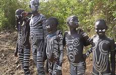 tribe mursi omo ethiopia tribes valley surma kikijourney afrikanische women painting stämme