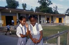 jamaica aufgegebenen kleider spielplatz zwei indies schulgebäude schulmädchen