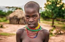 africana ethiopia pueblo retrato tribu omo suo ritratto villaggio nel turmi delante masai trabaja working suri ethiopian