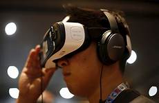virtual reality e3 bang lands samsung oculus headset plays attached mobile phone man game video