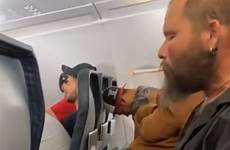 cigarrillo vuelo pleno detienen estados encender avión quiere pasajeros pesar