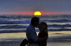 couple beach sunset cute couples kissing romantic 500px beautiful cruse