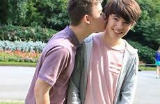 gay cute love couple couples boys kiss kissing ragazzi tumblr adorable boyfriend teenage teenager visit friends friend videos men di