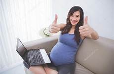 laptop sofa asiatische schwangere sitzt sohn mutter affiliate