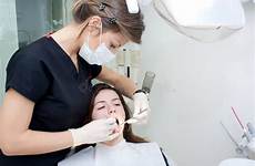 dentist treating patient dentista paciente trata suo paziente