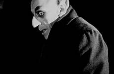 nosferatu 1922 dracula murnau fw vampires creepy scary peli orlock shreck vintagegal gifer vieux horreur thriller buzzfeed