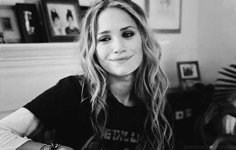 It then pans to the band running in. new york minute movie | Tumblr