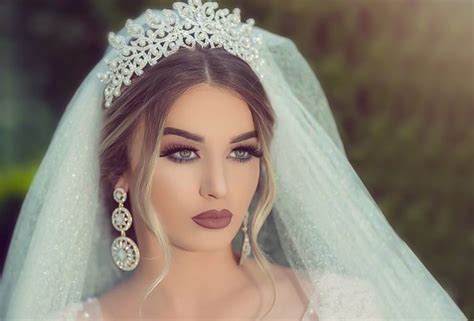Gelinliği seçmek, gelinlik provaları derken bir yığın telaşa giriyoruz. 2021 Gelin Saçı Modelleri