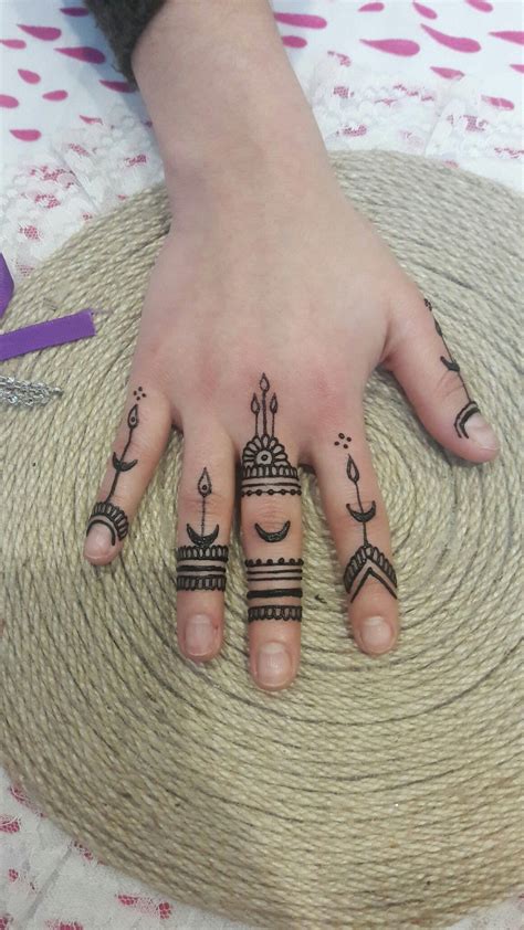 The black & white ink has a pretty positive meaning and it is believed that it stands for power, wealth, and good luck. Pin by Ne De on berahenna | Simple henna tattoo, Simple ...