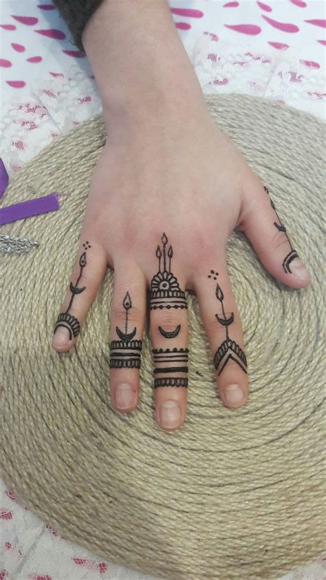 Black henna flower band tattoo on wrist. Pin by Ne De on berahenna | Simple henna tattoo, Simple ...