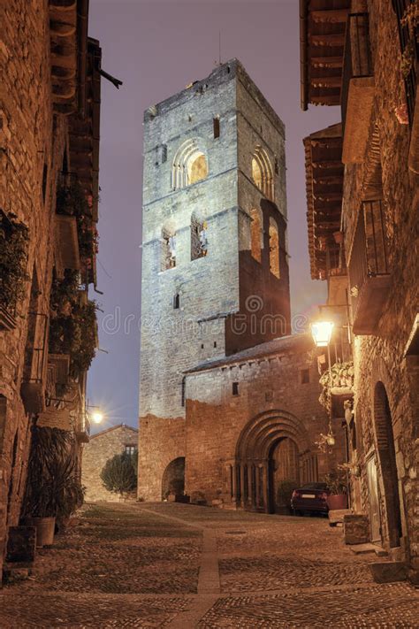 An frankreich de huesca), hat in der san pedrokirche eins der ältesten romanischen bauwerke spaniens und einen. Medeltida By Av Ainsa, Huesca, Spanien Fotografering för ...