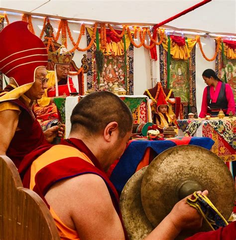 Y fue el actual arzobispo de santiago se llevó a cabo la entronización de imágenes y la apertura para el ingreso de fieles. Celebrando la Entronización de la Reencarnación de Ven ...