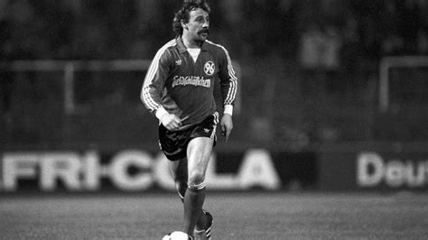 Au cours de sa carrière, il a été retenu arbitre lors de la coupe du monde 1994. Meghalt a legendás német futballista | 24.hu