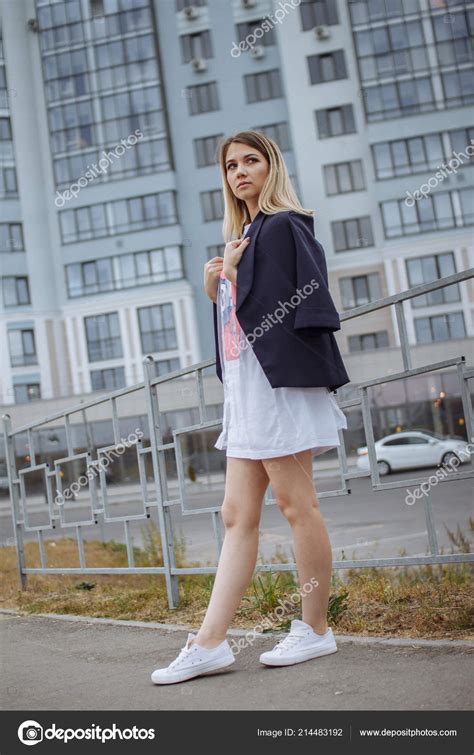 52 911 clips vidéo de stock de femmes nues en 4k et hd pour des projets créatifs. Belle Femme Nue Jambes Promener Dans Rue Portant Veste Chemise — Photographie natalishuv ...