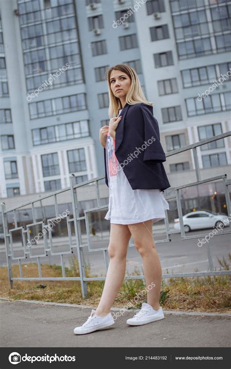 Aimable et attentionnée, je suis sûre que nous créerons une famille forte basée sur l'amour et le respect. Belle Femme Nue Jambes Promener Dans Rue Portant Veste Chemise — Photographie natalishuv ...