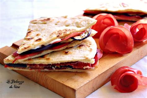Si possono accompagnare con un filetto di petto di pollo grigliato. PIADINA CON MELANZANE GRIGLIATE E BRESAOLA - Ricetta semplice