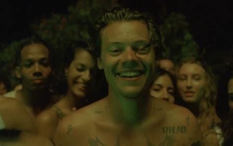 chorus all the lights couldn't put out the dark runnin' through my heart lights up and they know who you are know who you are do you know who you are? 5 Foto Seksi Harry Styles di Video Klip Terbaru Lights Up ...