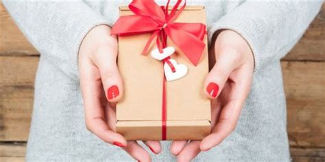 Tetapi, tahukah anda, bahwa anggur memiliki manfaat tersembunyi yang tidak banyak diketahui oleh banyak orang loh. Riset : Coklat dan Bunga - Hadiah yang Paling Banyak Diberikan Selama Valentine Day ...