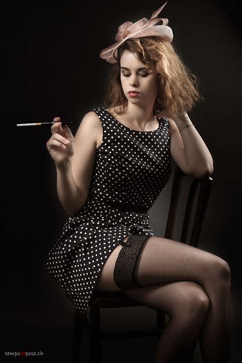 Poilues mature jeté dans une chaise. Femme en bas noir