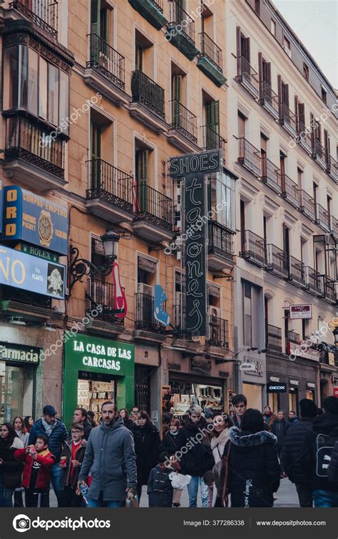 Die bedeutung madrids für spanien. Madrid Spanien Januar 2020 Eine Reihe Von Geschäften Auf ...