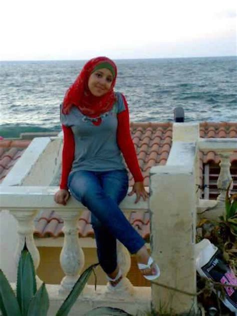A hijab is a religious veil worn by muslim women in the presence of any male outside of their immediate family, which usually covers the hair, head and chest. Bnat Hijab | Holidays OO