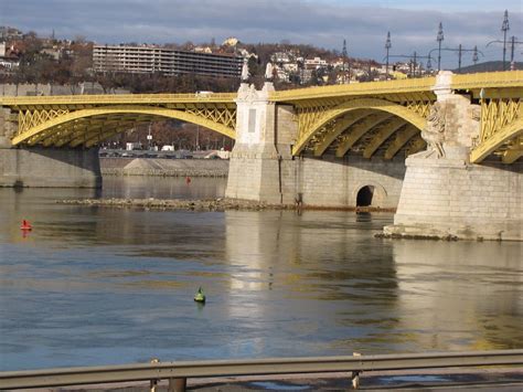 Nagybajcs szentgotthárd körmend sárvár ragyogóhíd gönyü komárom esztergom nagymaros vác budapest adony dunaújváros dunaföldvár paks dombori sió torkolat baja mohács. Alacsony Duna vízállás Margit híd | 340/365/2011YIP/2011 ...