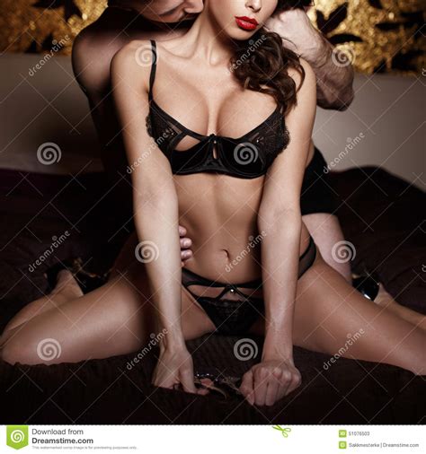 ▁▃▅▆ wolf wagner date ▆▅▃▁. Sexy Leidenschaftlicher Paare Foreplay Auf Bett Nachts ...