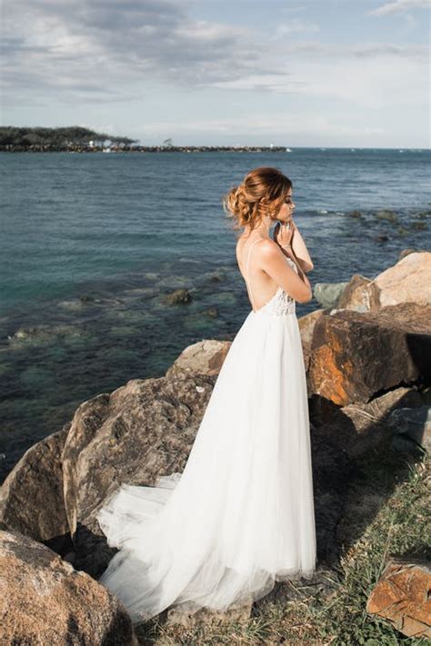 Bei „bauer sucht frau gibt es schon bald das nächste hochzeitspaar. Frau Im Hochzeitskleid, Das Nahe Körper Des Wassers Steht ...