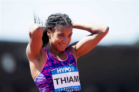 Haar eerste internationale kampioenschap sinds het wk in. Nafi Thiam, en avance sur son record de Belgique, vire en ...