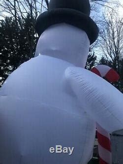 As of wednesday, around 60 houses had been frosted. teenagers dressed as elves and reindeer have been seen installing the snowmen, but the identity of the. Frosty The Snowman Giant 18 Ft Inflatable Light Show, Used