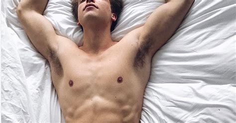 Männer hören im bett gerne ihren namen. Männer im Bett richtig scharf machen: So geht's!