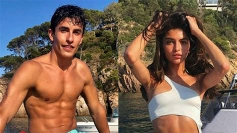 Pembalap motogp, marc marquez dan kekasihnya lucia rivera saat acara penghargaan fim. El verano más romántico de Marc Márquez con Lucía Rivera ...