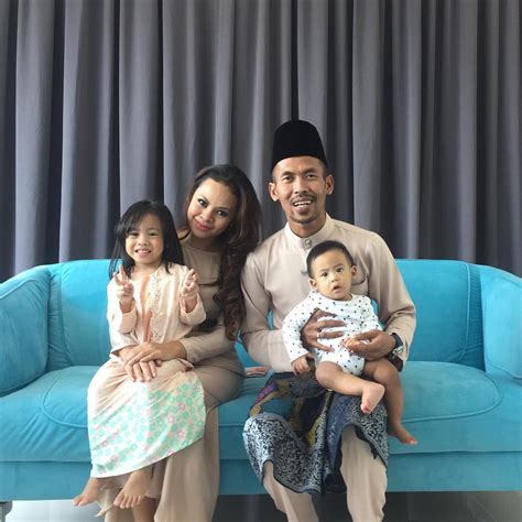 Siti sarah shot to popularity in 2007 after the release of her sandarkan pada kenangan duet with veteran singer jamal abdillah. Gambar Terkini Siti Sarah Mengandung Anak Ke 2 Gosip ...